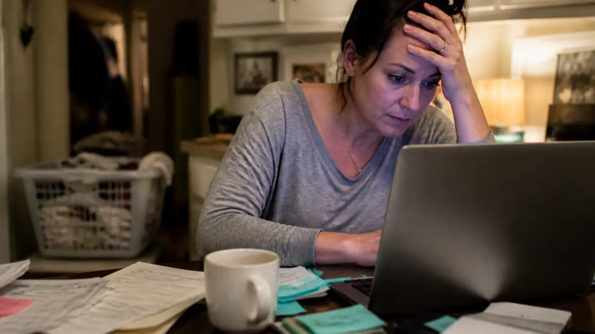 Charge mentale chez la femme : signes concrets et pistes pour souffler