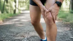 Douleur au genou pendant le sport : causes possibles et précautions