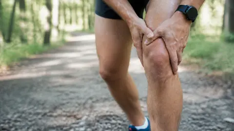Douleur au genou pendant le sport : causes possibles et précautions
