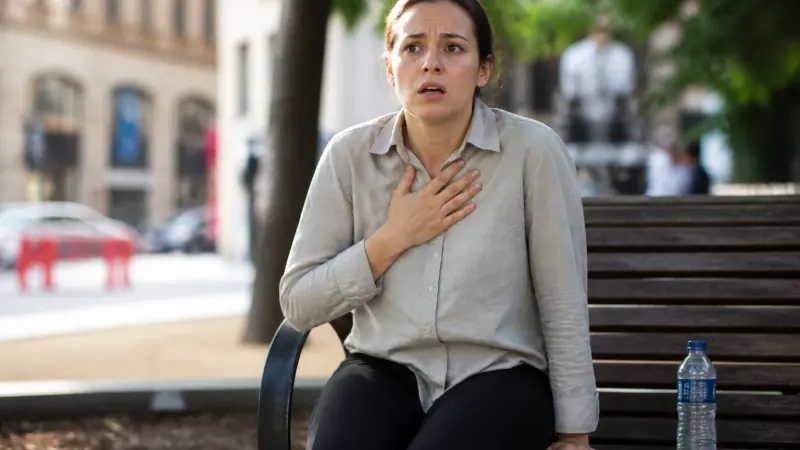 Crise d’angoisse : signes, causes possibles et réflexes pour se calmer